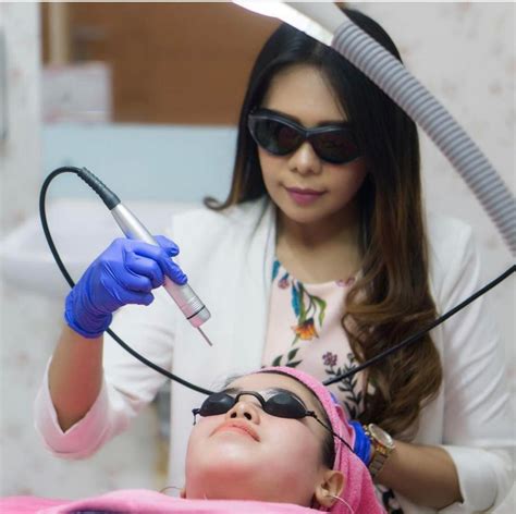 5 Perawatan Wajah di Salon untuk Memutihkan yang Bikin Glowing dalam 1 Minggu 5 Perawatan Wajah di Salon untuk Memutihkan yang Bikin Glowing dalam 1 Minggu