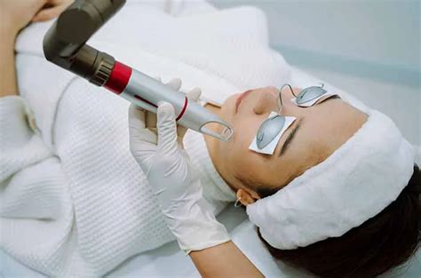 5 Perawatan Wajah di Salon untuk Memutihkan yang Bikin Glowing dalam 1 Minggu 5 Perawatan Wajah di Salon untuk Memutihkan yang Bikin Glowing dalam 1 Minggu