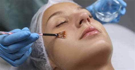 5 Perawatan Wajah di Salon untuk Memutihkan yang Bikin Glowing dalam 1 Minggu 5 Perawatan Wajah di Salon untuk Memutihkan yang Bikin Glowing dalam 1 Minggu