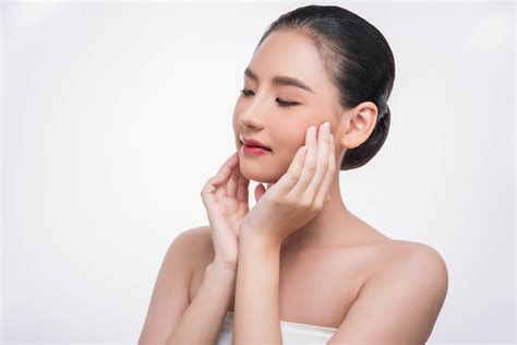 5 Rahasia Ampuh Mengencangkan Wajah tanpa Operasi 💪