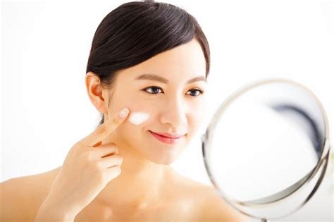 5 Rahasia Wajah Glowing Bak Seleb Meskipun Kulitmu Kering 5 Rahasia Wajah Glowing Bak Seleb Meskipun Kulitmu Kering