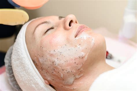 7 Rahasia Facial Wajah di Salon yang Bikin Glowing Instan!