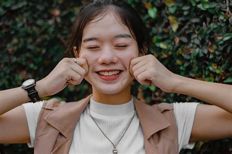 7 Treatment Mengecilkan Pipi Tembem, Hasilnya Bikin Pangling!