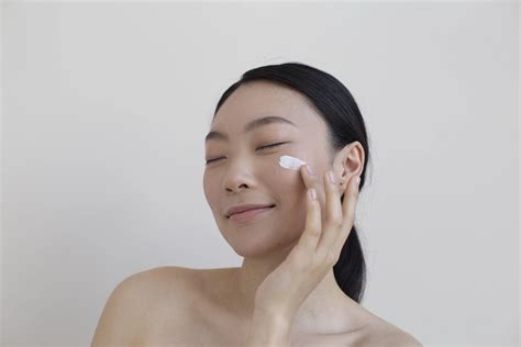 5 Rahasia Perawatan Wajah Mulus dan Pucat ala Korea 🤫✨ 5 Rahasia Perawatan Wajah Mulus dan Pucat ala Korea 🤫✨