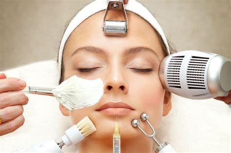 7 Alasan Tak Terbantahkan Facial Wajah di Salon Lebih Oke dari di Rumah 7 Alasan Tak Terbantahkan Facial Wajah di Salon Lebih Oke dari di Rumah