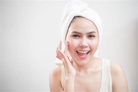 7 Cara Merawat Kulit Kering Secara Alami yang Bikin Kulitmu Lembut dalam 1 Minggu! 7 Cara Merawat Kulit Kering Secara Alami yang Bikin Kulitmu Lembut dalam 1 Minggu!