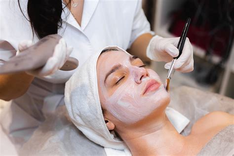 7 Cara Perawatan Wajah di Salon untuk Memutihkan Kulit dalam 1 Minggu! 7 Cara Perawatan Wajah di Salon untuk Memutihkan Kulit dalam 1 Minggu!
