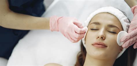 7 Cara Perawatan Wajah di Salon untuk Memutihkan Kulit dalam 1 Minggu! 7 Cara Perawatan Wajah di Salon untuk Memutihkan Kulit dalam 1 Minggu!
