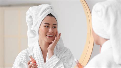 7 Cara Perawatan Wajah Sehari-hari untuk Kulit Glowing Alami (Tanpa Ribet!) 7 Cara Perawatan Wajah Sehari-hari untuk Kulit Glowing Alami (Tanpa Ribet!)