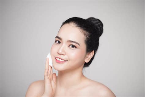7 Rahasia Kulit Sensitif Bebas Iritasi: Cewek Wajib Tahu! 7 Rahasia Kulit Sensitif Bebas Iritasi: Cewek Wajib Tahu!