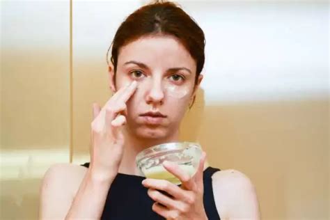 7 Treatment Alami Menghilangkan Kerutan di Wajah yang Bisa Kamu Coba di Rumah! 7 Treatment Alami Menghilangkan Kerutan di Wajah yang Bisa Kamu Coba di Rumah!